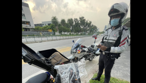 Singapore Police biker [credit: Lee Joonmin Facebook].png